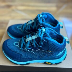 HOKA One One Time to Fly Athletic Shoes
Hiking shoes women’s size 6.5